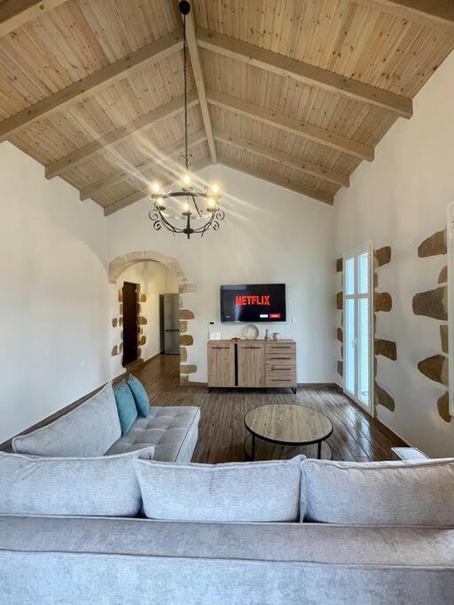 Eftychia Serene Getaway With Hot Tub In A Quiet Location