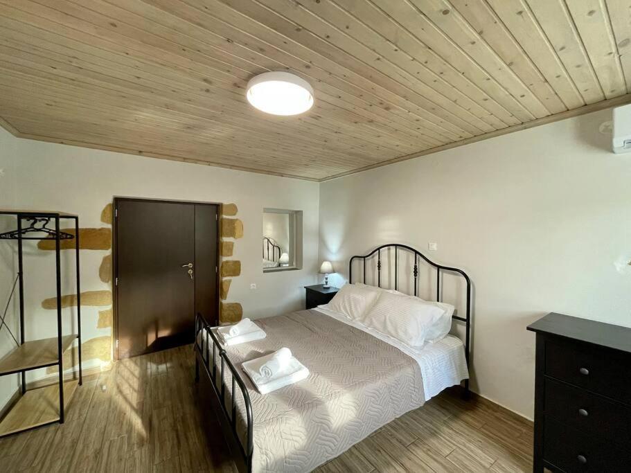 Villa Eftychia Serene Getaway With Hot Tub In A Quiet Location Kíssamos