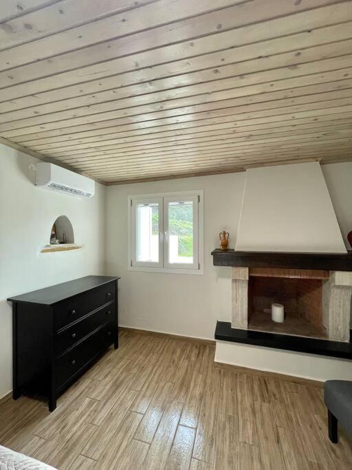 Eftychia Serene Getaway With Hot Tub In A Quiet Location Villa *